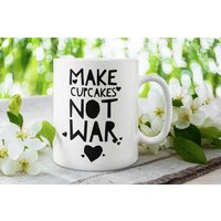 Make Cupcakes Not War Mug Lustige Bäcker Kaffeetasse Cupcake Geschenk Backbecher Für Sie Ihn Geburtstagsgeschenk von FloraLoveGiftStore