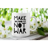 Sourdough Becher, Sauerteig Geschenk, Brot Lustiges Bäcker Make Nicht Krieg Tasse, Kaffeetasse, Lustige Brotmacher Tasse von FloraLoveGiftStore