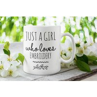 Sticktasse Love Stickerei Geschenke Just A Girl Who Loves Maschinenstickerei Kaffeetasse von FloraLoveGiftStore