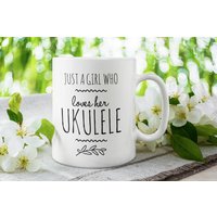 Ukulele-Spieler-Geschenk, Mädchen, Das Ihre Ukulele-Becher Liebt, Ukulele-Spieler-Becher, Liebe Ukulele-Geschenke, Ukulele-Geschenk-Becher von FloraLoveGiftStore