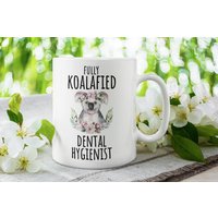 Zahnhygienist Tasse Absolvent Geschenke Neu Ausgebildete Koalafied Hygienisten Zahnarzt Kaffeetasse von FloraLoveGiftStore