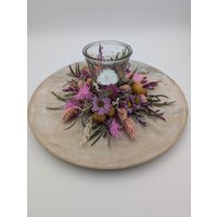 Gesteck Aus Trockenblumen Auf Holztablett Mit Teelicht Pink - Rosa Gesteck Aus Trockenblumen Auf Holztablett Mit Teelicht Pink - Rosa von Floraherz