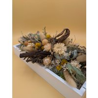 Rustikales Trockenblumengesteck Auf Tablett Mit Weinreben Rustikales Trockenblumengesteck Auf Tablett Mit Weinreben von Floraherz