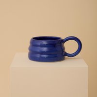 Blaue Handgemachte Keramiktasse Mit Wellenform Blaue Handgemachte Keramiktasse Mit Wellenform von FlorenceMytum