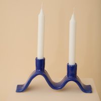 Blauer Gewellter Keramik Kerzenleuchter - Handgemachter Kerzenhalter Für Zwei Kerzen von FlorenceMytum