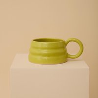 Chartreuse Handgemachte Keramiktasse Mit Wellenförmiger Form Chartreuse Handgemachte Keramiktasse Mit Wellenförmiger Form von FlorenceMytum