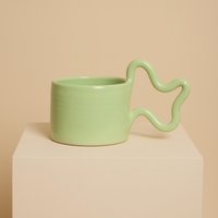 Grüne Handgemachte Keramiktasse Mit Wackelgriff Grüne Handgemachte Keramiktasse Mit Wackelgriff von FlorenceMytum