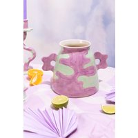Handgearbeitete Grün-Lila Keramikvase Mit Handbemaltem Wirbeldesign Und Gewellten Griffen von FlorenceMytum