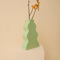 Handgemachte Keramikvase in Wellenform Lime von FlorenceMytum