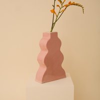 Handgemachte Keramikvase in Wellenform Rosa von FlorenceMytum