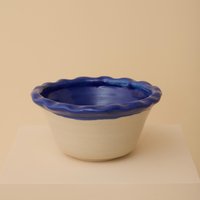 Handgetöpferte Kleine Keramikschale Mit Blauem Reliefrand Handgetöpferte Kleine Keramikschale Mit Blauem Reliefrand von FlorenceMytum