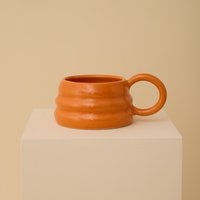 Orangefarbene Handgemachte Keramiktasse Mit Wellenmuster von FlorenceMytum