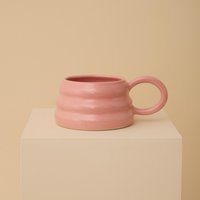 Pinke Handgemachte Keramiktasse Mit Wellenform Pinke Handgemachte Keramiktasse Mit Wellenform von FlorenceMytum
