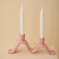Pinker, Gewellter Keramik-Kerzenleuchter - Handgefertigter Kerzenhalter Für Zwei Tafelkerzen Pinker, Gewellter Keramik-Kerzenleuchter - Handgefertigter Kerzenhalter Für Zwei Tafelkerzen von FlorenceMytum