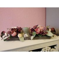 Tischgesteck Länglich Auf Holztablett Mit Kerze Tischdeko Blumengesteck Bordeaux Rosa Seidenblumen Frühling Sommer Herbst Ganzjährig Haltbar von Florentinesart