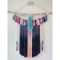 Regenbogen Fransen Treibholz Makramee Wandbehang - Der Song Spatz von FloridaThreads