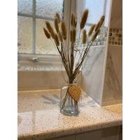Schöne Klare Glas Flaschenvase Mit Drahtgriff Und Polka Dot Holzherz 20 Getrockneten "Bunny Tails" Legurus Ovatus Stiele Schöne Klare Glas Flaschenvase Mit Drahtgriff Und Polka Dot Holzherz 20 Getrockneten "Bunny Tails" Legurus Ovatus Stiele von FlorisHouse