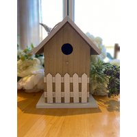 Vogelhaus/Aus Holz Mit Zaun Und Fensterdeko von FlorisHouse