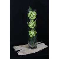Grüne Rosen in Einer Glasvase Zylinder Mit Künstlichen Wasser von FloristicStudio