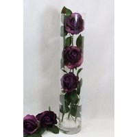 Lila Rosen in Glasvase Zylinder Mit Künstlichen Wasser von FloristicStudio