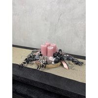 Adventsgesteck Auf Holztablett Mit Windlicht Und Rosafarbener Rustika Kerze. Tischdeko Zu Weihnachten. Höhe Ca. 16 cm Adventsgesteck Auf Holztablett Mit Windlicht Und Rosafarbener Rustika Kerze. Tischdeko Zu Weihnachten. Höhe Ca. 16 cm von FloristikDekoWilhelm