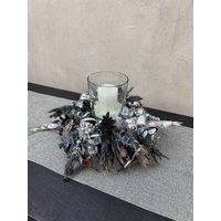 Adventsgesteck Auf Naturkranz Mit Windlicht Aus Glas Und Grauer Rustika Kerze. Tischdeko Zu Weihnachten. Höhe Ca. 18 cm Adventsgesteck Auf Naturkranz Mit Windlicht Aus Glas Und Grauer Rustika Kerze. Tischdeko Zu Weihnachten. Höhe Ca. 18 cm von FloristikDekoWilhelm