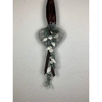 Edles Metallherz Zum Aufhängen in Antikweiß. Ganzjähriger Türschmuck/Wandschmuck/Fensterschmuck. Ca. 24 cm Ø von FloristikDekoWilhelm