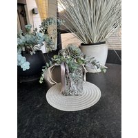 Edles Xl-Tischgesteck in Antikem Gefäß Mit Ornamenten. Ganzjähriger Tischschmuck. Höhe Ca. 31 cm von FloristikDekoWilhelm