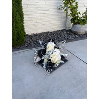 Grabgesteck Auf Schieferplatte Mit Cremefarbenen Rosen. Grabschmuck Zu Allerheiligen Oder Gedenktag. Grabdeko Urnengrab Grabgesteck Auf Schieferplatte Mit Cremefarbenen Rosen. Grabschmuck Zu Allerheiligen Oder Gedenktag. Grabdeko Urnengrab von FloristikDekoWilhelm