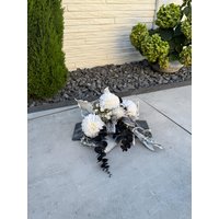 Grabgesteck Auf Schieferplatte Mit Weißen Chrysanthemen. Grabschmuck Zu Allerheiligen Oder Gedenktag. Grabdeko Urnengrab von FloristikDekoWilhelm