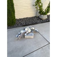 Grabgesteck Auf Steinplatte „In Liebe" Mit Weißen Rosen. Grabschmuck Zu Allerheiligen Oder Gedenktag. Grabdeko Urnengrab von FloristikDekoWilhelm