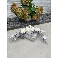 Grabgesteck Auf Steinplatte Mit Weißen Rosen. Grabschmuck Zu Allerheiligen Oder Gedenktag. Grabdeko Urnengrab Grabgesteck Auf Steinplatte Mit Weißen Rosen. Grabschmuck Zu Allerheiligen Oder Gedenktag. Grabdeko Urnengrab von FloristikDekoWilhelm