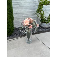 Grabgesteck in Steckvase Mit Lachsfarbenen Rosen Und Gerbera. Grabschmuck Zu Allerheiligen Oder Gedenktag. Grabdeko Urnengrab von FloristikDekoWilhelm