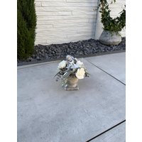 Grabschmuck Allerheiligen Gedenktag. Grabgesteck Grabdeko Urnengrab. in Antikem Pokal Mit Rosen Creme. Höhe Ca. 17 cm von FloristikDekoWilhelm