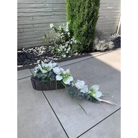 Grabschmuck Zu Allerheiligen Oder Gedenktag. Grabgesteck Auf Holzgefäß in Herzform von FloristikDekoWilhelm