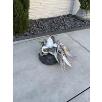 Grabschmuck Zu Allerheiligen Oder Gedenktag. Grabgesteck Grabdeko Urnengrab. Auf Grauem Filzkranz. Ca. 17, 5 cm Durchmesser Grabschmuck Zu Allerheiligen Oder Gedenktag. Grabgesteck Grabdeko Urnengrab. Auf Grauem Filzkranz. Ca. 17, 5 cm Durchmesser von FloristikDekoWilhelm