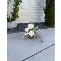 Grabschmuck Zu Allerheiligen Oder Gedenktag. Grabgesteck Grabdeko Urnengrab. Mit Cremefarbenen Rosen. Höhe Ca. 22 cm von FloristikDekoWilhelm