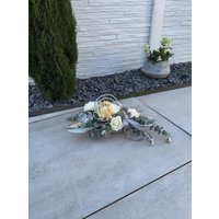Grabschmuck Zu Allerheiligen Oder Gedenktag. Grabgesteck Mit Cremefarbenen Rosen. Breite Deko Ca. 50 cm von FloristikDekoWilhelm