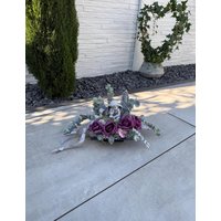 Grabschmuck Zu Allerheiligen Oder Gedenktag. Grabgesteck Mit Lilafarbenen Rosen. Breite Deko Ca. 45-50 cm von FloristikDekoWilhelm