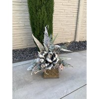 Grabschmuck Zu Allerheiligen Oder Gedenktag. Grabgesteck in Antikem Gefäß. Höhe Ca. 48 cm von FloristikDekoWilhelm