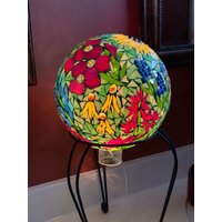Beleuchteter Buntglas-Mosaik-Gazing-Ball - 10-Zoll-Texas-Wildblumenmosaik-Gazingball von FlowerFloozyDesigns