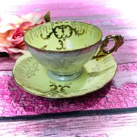 Gelbe Lusterware-Teetasse Und Untertasse Vintage Atemberaubende Opalescent Formschöne Footed Gold Trim Unmarked | 0594 Gelbe Lusterware-Teetasse Und Untertasse Vintage Atemberaubende Opalescent Formschöne Footed Gold Trim Unmarked | 0594 von FlowerTeas