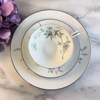 Noritake Lorene 5764 Tee-Trio Vintage Blue Lavender Teetasse Untertasse Dessertteller Set Japan Made Platinum Trim Blumensträuße von FlowerTeas