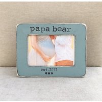 1. Vatertagsgeschenk Papa Bär Personalisierter Bilderrahmen Geschenk Für Mann Von Baby - Flowers Im Dezember Design-studio 1. Vatertagsgeschenk Papa Bär Personalisierter Bilderrahmen Geschenk Für Mann Von Baby - Flowers Im Dezember Design-studio von FlowersinDecemberDS