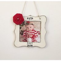 Babys Erste Weihnachtsverzierung 2025, Personalisierte Verzierung, Bildverzierung, Weiße Weihnachten, Gewellter Bilderrahmen, Wunderlich Babys Erste Weihnachtsverzierung 2025, Personalisierte Verzierung, Bildverzierung, Weiße Weihnachten, Gewellter Bilderrahmen, Wunderlich von FlowersinDecemberDS