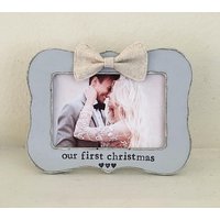Erster Weihnachtsbilderrahmen Rustikales Brautpaar Geschenk, Handgemalt 10x15 Erster Weihnachtsbilderrahmen Rustikales Brautpaar Geschenk, Handgemalt 10x15 von FlowersinDecemberDS