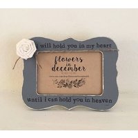 In Erinnerung An Baby Verlust Geschenk Erinnerungsgeschenk Erinnerungsbilderrahmen Eines Geliebten Menschen - Blumen Im Dezember Design St In Erinnerung An Baby Verlust Geschenk Erinnerungsgeschenk Erinnerungsbilderrahmen Eines Geliebten Menschen - Blumen Im Dezember Design St von FlowersinDecemberDS