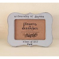 Personalisierter Abschluss-Bilderrahmen Handgemalter Vintage-stil Personalisierter Abschluss-Bilderrahmen Handgemalter Vintage-stil von FlowersinDecemberDS