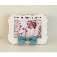 Personalisierter Adoptionsbilderrahmen Liebe Auf Den Ersten Blick, 4x6-Foto Personalisierter Adoptionsbilderrahmen Liebe Auf Den Ersten Blick, 4x6-Foto von FlowersinDecemberDS
