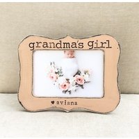 Personalisierter Bilderrahmen Für Omas Mädchen Handgestempeltes Vintage Dekor von FlowersinDecemberDS